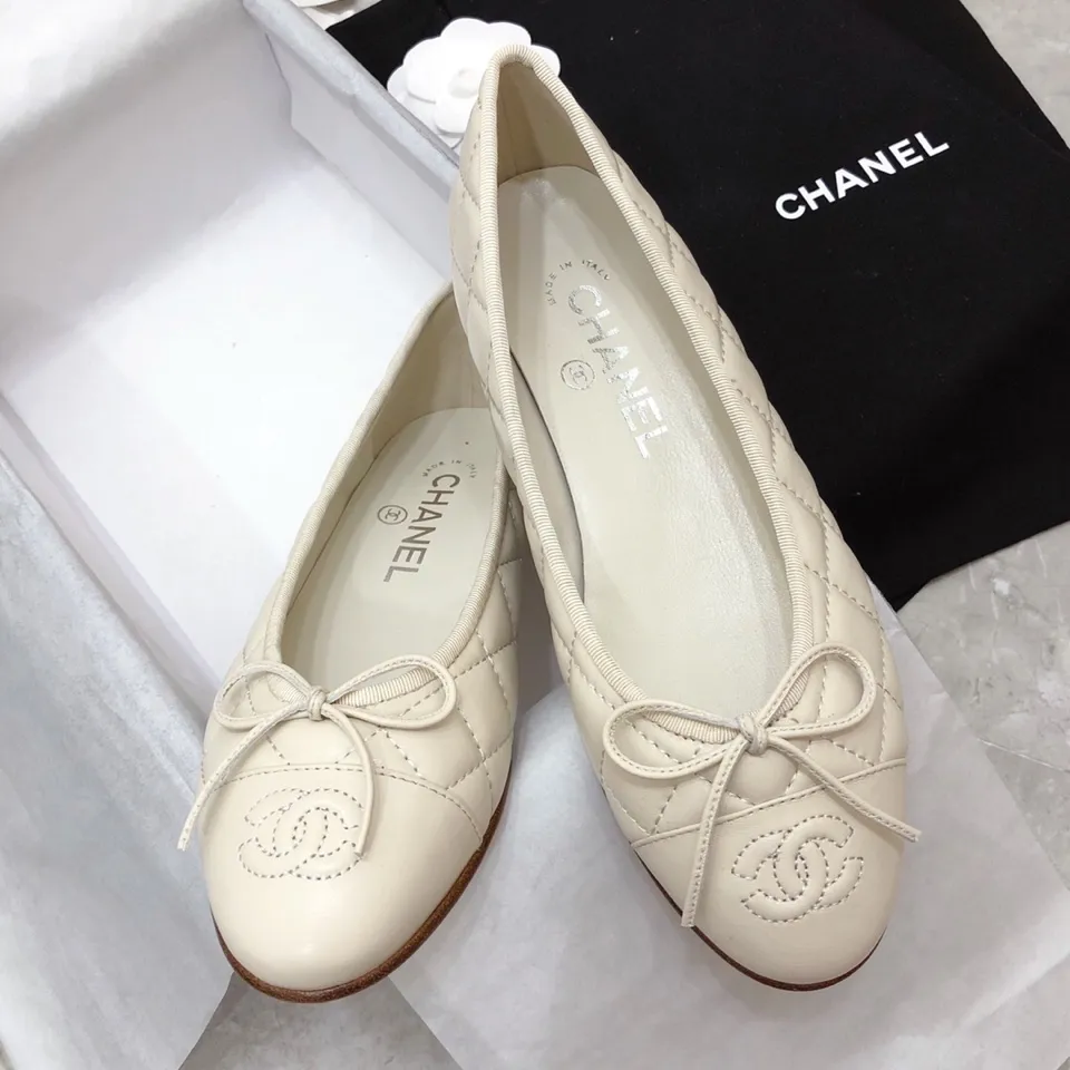 👟👟Ex-factory price 440👟👟 Chanel has been upgrading Chanel shoes ~ 2021ss top version HK overseas purchasing original cut at 1:1 Chanel Chanel Eternal Classic Bow Round Toe Ballet Shoes There are not many good quality, truly no pressure to enter and exit the counter. Regardless of the last type, leather material selection, and manufacturing process, they are all genuine craftsmanship and very sophisticated. ◾️Fabric: Mixed sheepskin imported from Italy ◾️Lining: Imported sheepskin (sweat-absorbent and soft) ◾️Sole: Italian special A-grade genuine leather sole (not ordinary thin sole in the market) ◾️Size: 35-39 [34 40 41 42 43 customization is not returnable]